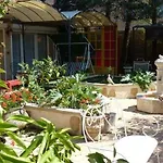 Le 6 Bis Bed & Breakfast 3*