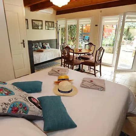 Le 6 Bis Bed & Breakfast