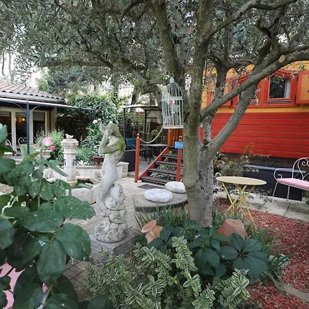Le 6 Bis Bed & Breakfast