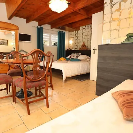 Le 6 Bis Bed & Breakfast