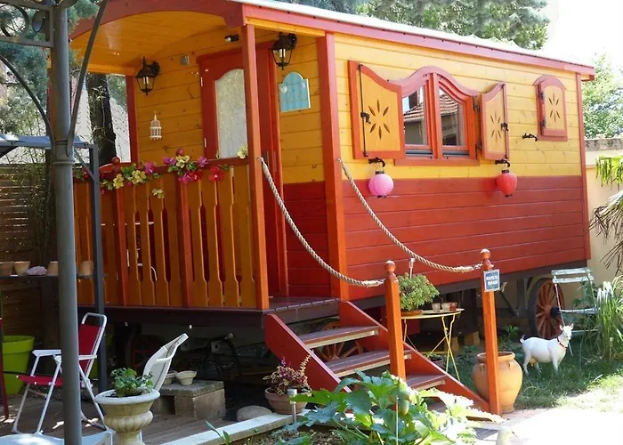 Maison d'Hôtes et Roulotte Le 6 Bis 3*